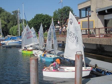 2013 du segelt Opti-vor-Start-komp